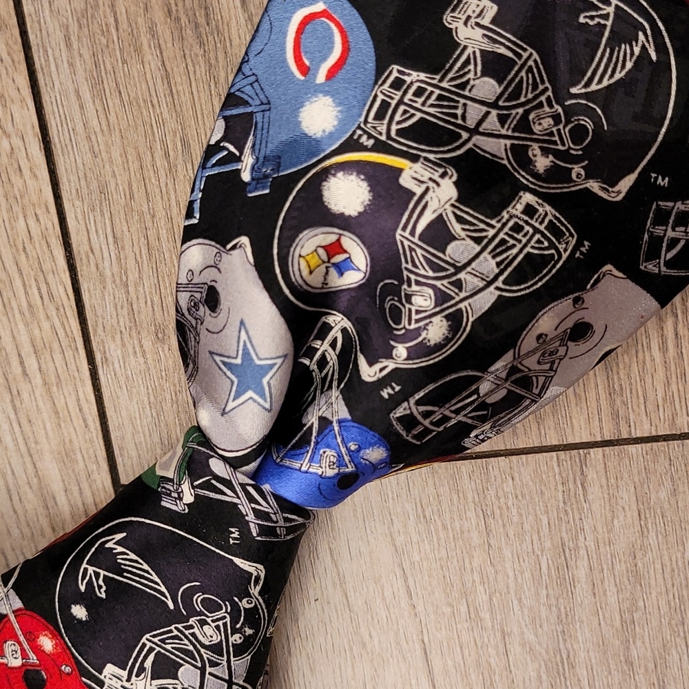 NFL National Football League Team Helmets Pattern Multicolor Mens Silk Tie VTG